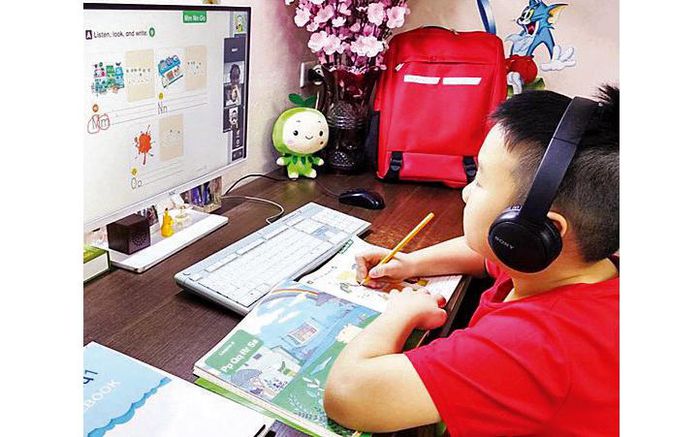 Học sinh lớp 9, lớp 12 tập trung ôn thi trực tuyến