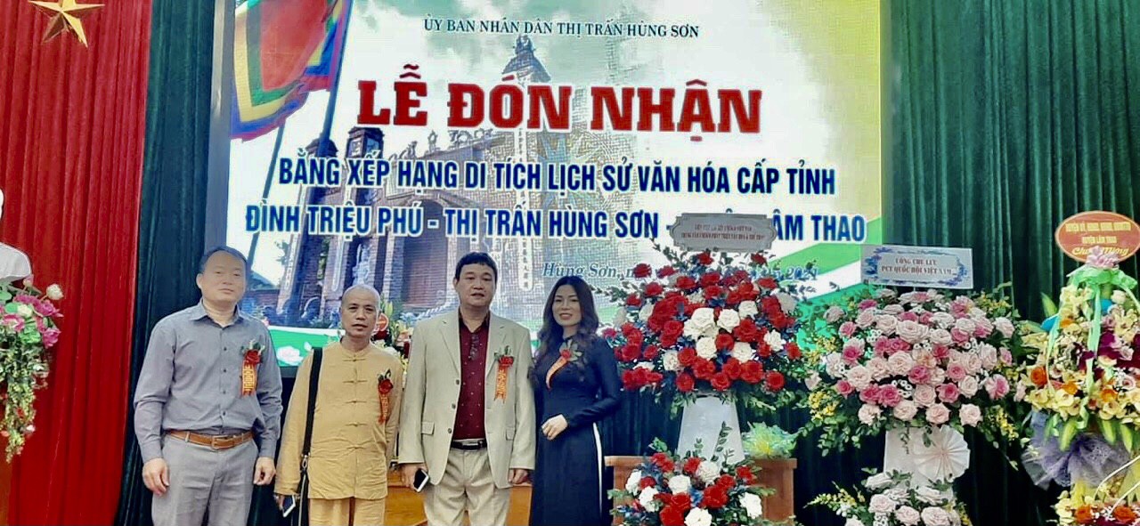 Doanh nhân  Nguyễn Thị Hồng Thắng - Gđ Battrang Family Phú Thọ chụp ảnh lưu niệm cùng BLĐ Trung tâm UNESCO phát triển Văn hóa và Thể thao.