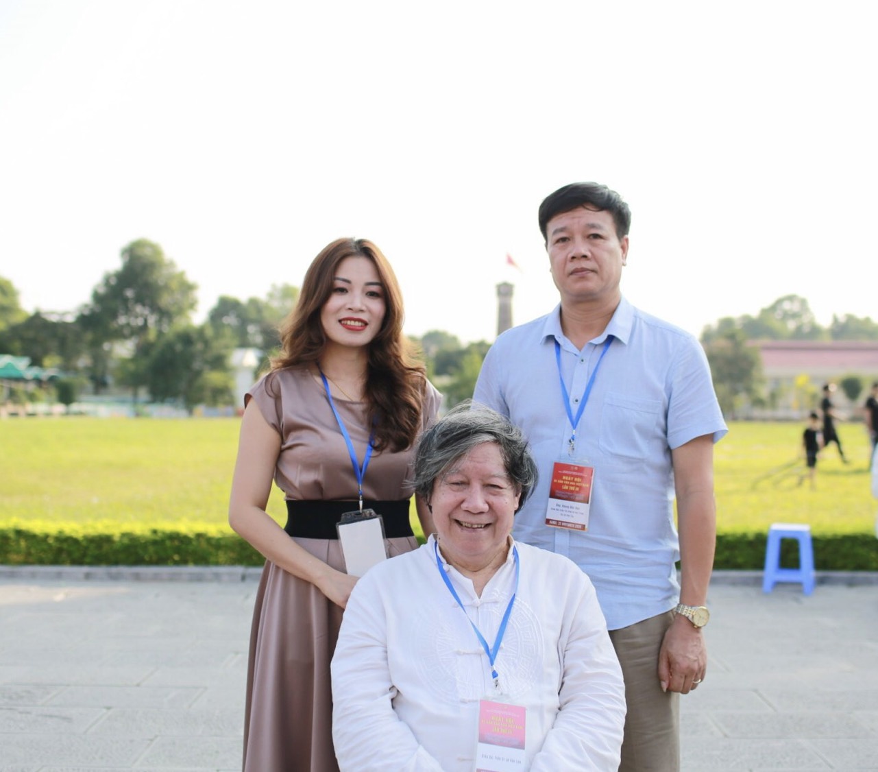 GS Sử học Lê Văn Lan chụp ảnh lưu niệm cùng vợ chồng doanh nhân Nguyễn Thị Hồng Thắng trong 