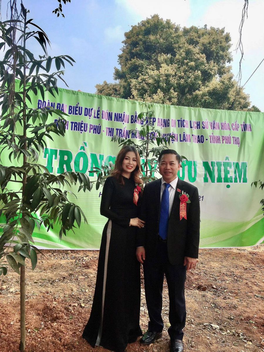 Doanh nhân  Nguyễn Thị Hồng Thắng chụp ảnh lưu niệm cùng ĐB QH - Phó trưởng ban dân nguyện Lưu Bình Nhưỡng tại Đất Tổ Hùng Vương.