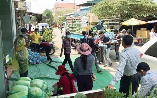 Hỗ trợ cộng đồng người gốc Việt tại Campuchia đang thực hiện cách ly