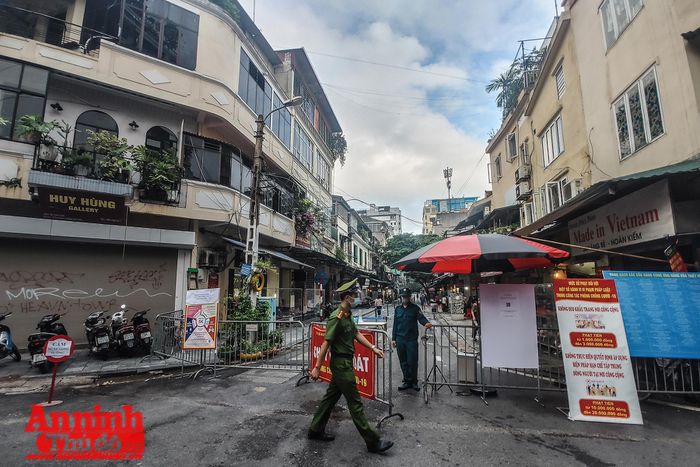 Chợ 'nhà giàu' phố cổ Hà Nội có diện mạo mới khi mở trở lại sau 10 ngày đóng cửa