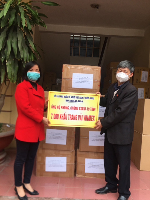 Ủy ban Nhà nước về người Việt Nam ở nước ngoài hỗ trợ vật tư y tế cho tỉnh Hải Dương