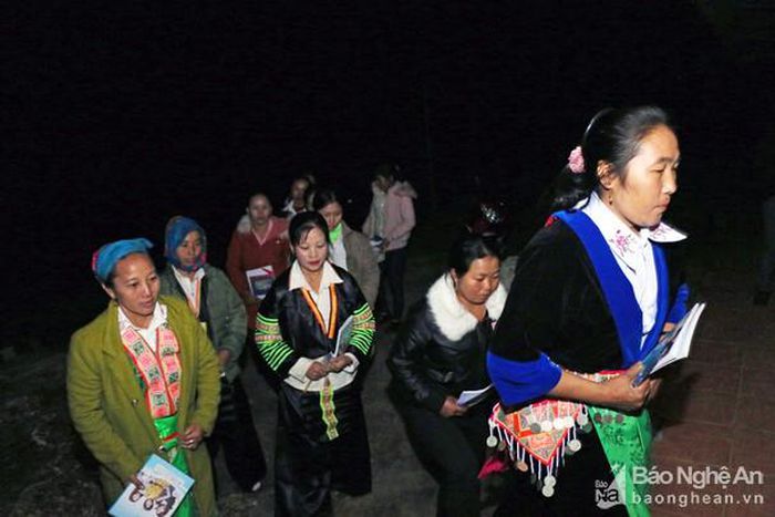 Lớp học xóa mù chữ cho phụ nữ bản Mông nơi biên giới