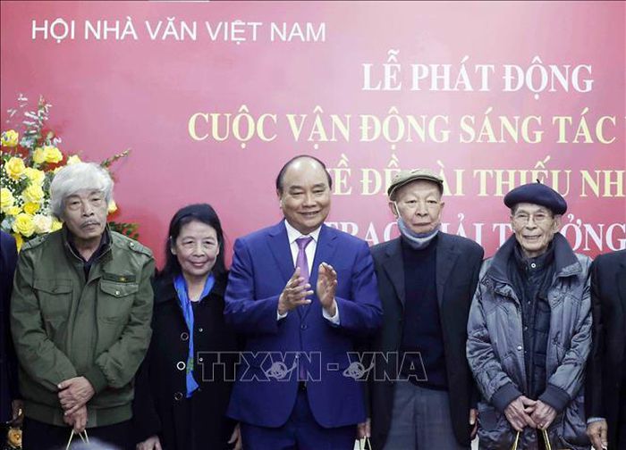 Chủ tịch nước Nguyễn Xuân Phúc: Các nhà văn trẻ hãy viết bằng nét đẹp văn hóa dân tộc, bằng lương tri, bản lĩnh của con người Việt Nam