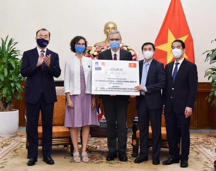 Việt Nam tiếp nhận 1,5 triệu liều vắc xin AstraZeneca do Pháp và Italy tặng