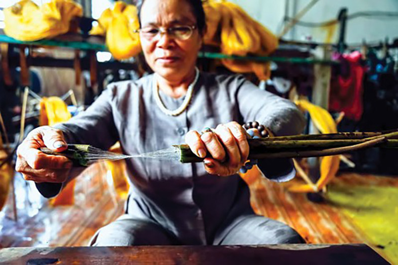 Nghệ Nhân ưu tú Phan Thị Thuận – Giữ gìn, phát triển và đưa tơ tằm Việt Nam ra thế giới.  