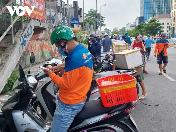 'Cửa khẩu' phường Chương Dương ngồn ngộn hàng hóa tiếp tế