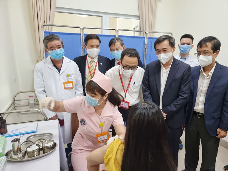 Hình ảnh 6 tình nguyện viên tiêm thử nghiệm vaccine Covivac phòng Covid-19 của Việt Nam
