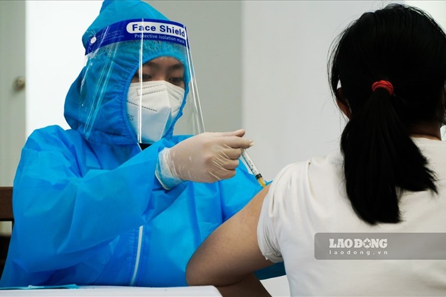Ngày đầu tiêm vaccine Covid-19 cho học sinh tại Việt Nam