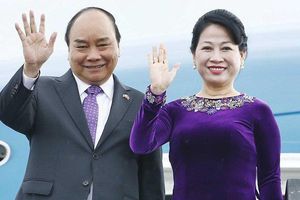 Chủ tịch nước và phu nhân lên đường thăm Singapore