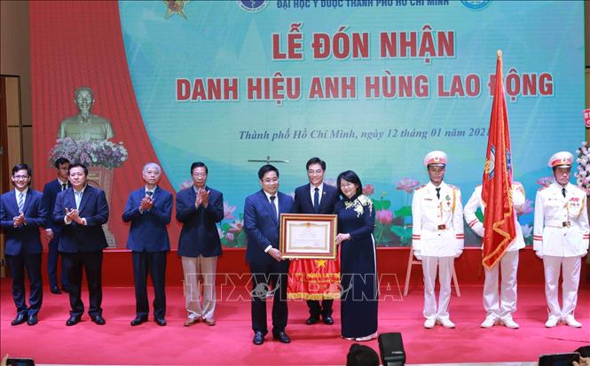 Trường Đại học Y dược TP Hồ Chí Minh đón nhận danh hiệu AHLĐ thời kỳ đổi mới