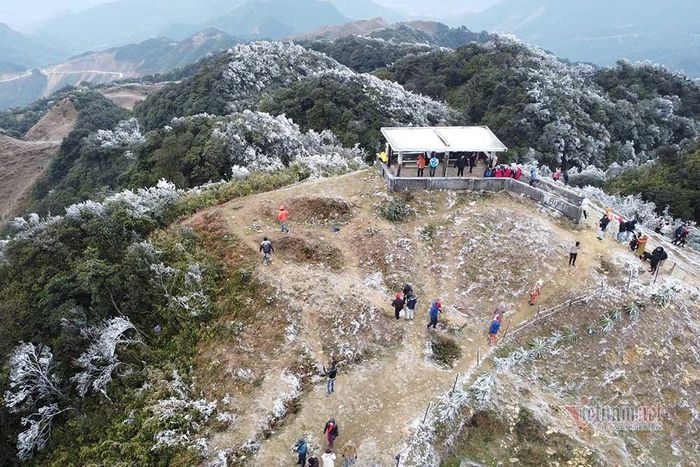   Đỉnh Mẫu Sơn phủ băng trắng xóa, nghìn lượt người tìm đến nơi lạnh nhất Việt Nam