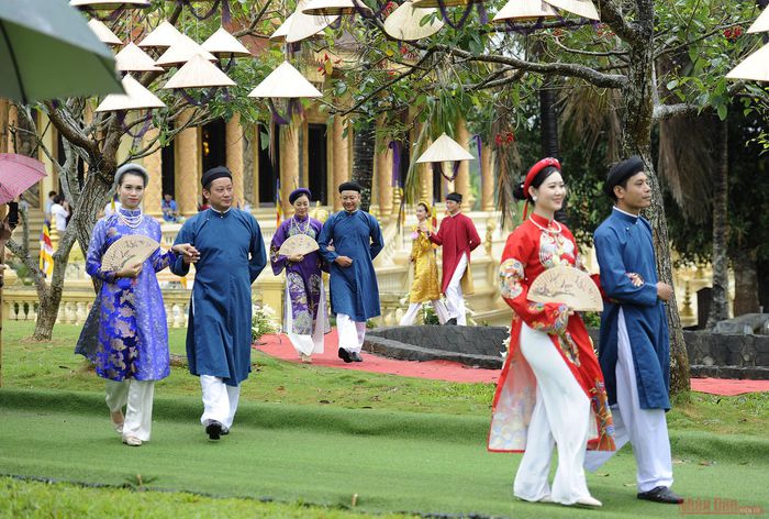 Dầm mưa xem trình diễn áo dài truyền thống xứ Huế