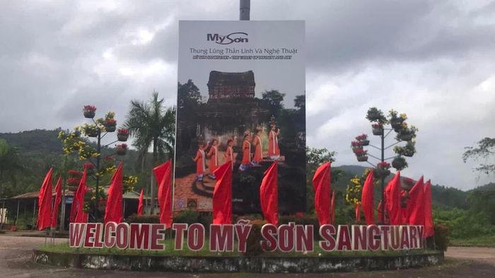 'Thung lũng thần linh' Mỹ Sơn hút khách trước lễ khai mạc Năm du lịch quốc gia
