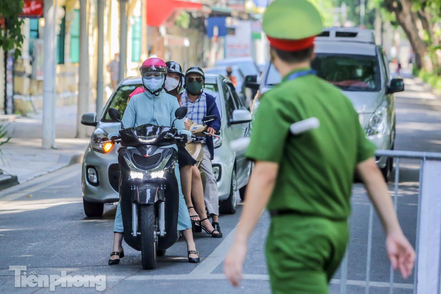 Cảnh sát tổ cơ động mạnh 'đội nắng' kiểm soát tuyến đường trọng điểm Hà Nội