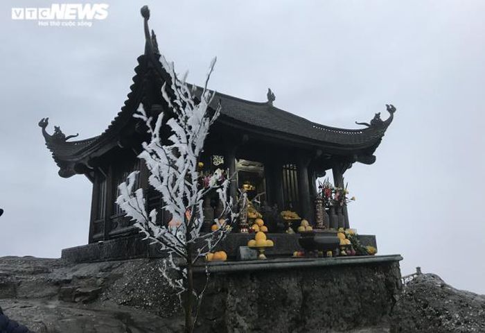 Băng tuyết bao phủ chùa Đồng trên đỉnh non thiêng Yên Tử