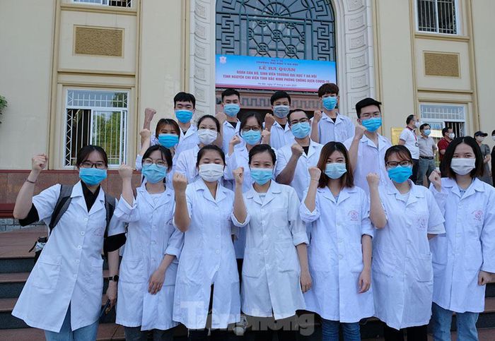 Trường ĐH Y Hà Nội ra quân tình nguyện chi viện Bắc Ninh phòng chống dịch COVID-19