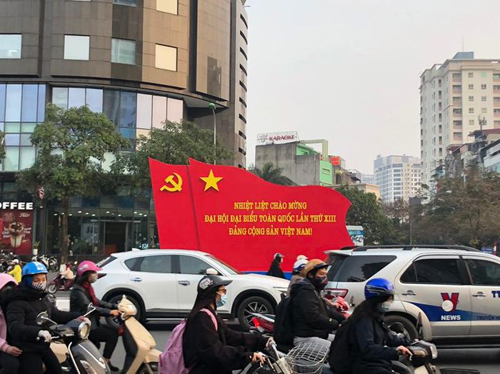 'Con đường đẹp nhất Việt Nam' rực rỡ chào mừng Đại hội Đảng