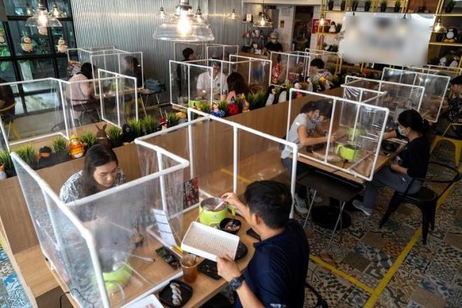 Hà Nội: Nhà hàng ăn phải giãn cách tối thiểu 2m giữa người với người hoặc 1m và có tấm chắn
