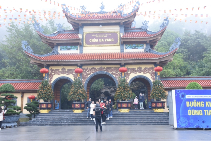 Dòng người đội mưa rét về chùa Ba Vàng dự lễ khai Xuân