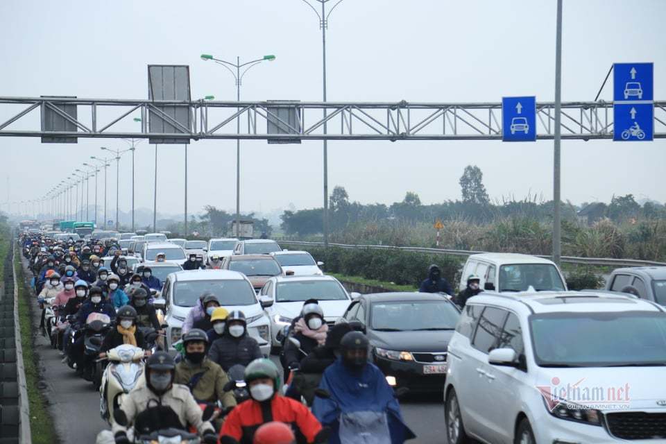 Người dân đội mưa ùn ùn trở lại Hà Nội sau kỳ nghỉ Tết