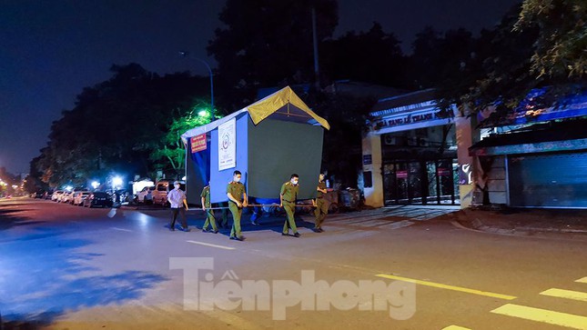 Xuyên đêm dựng lều dã chiến phong tỏa Bệnh viện Phổi Hà Nội