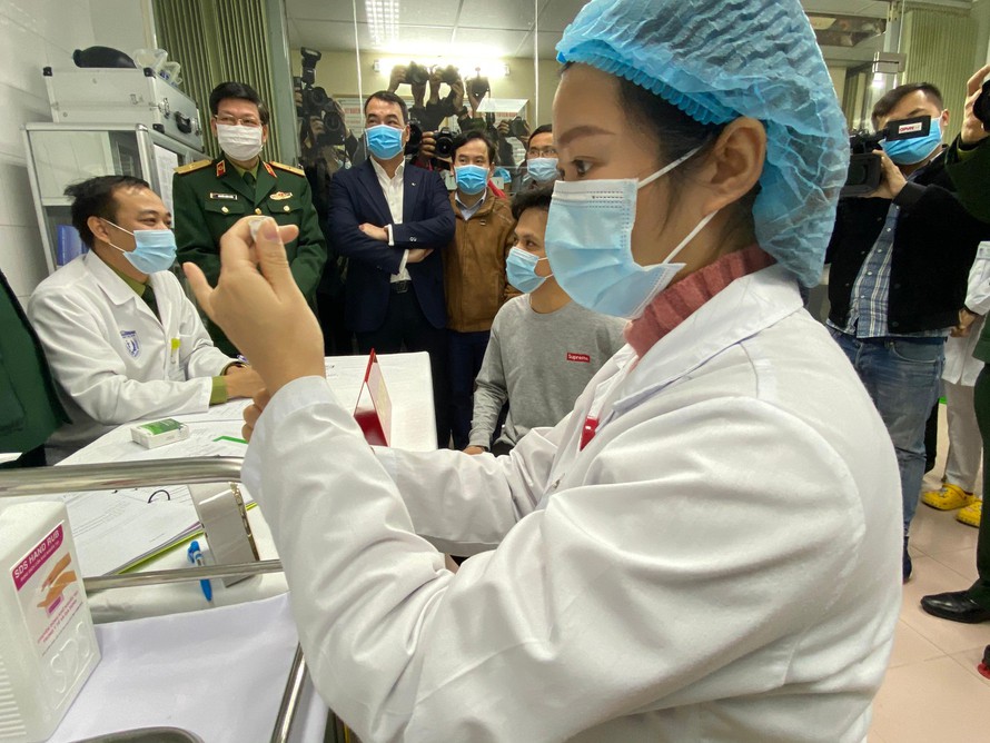 Việt Nam chính thức tiêm thử nghiệm vaccine ngừa COVID-19