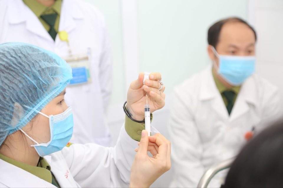 3 tình nguyện viên đầu tiên tiêm thử nghiệm vắc xin COVID-19 của Việt Nam nhóm liều 50mcg