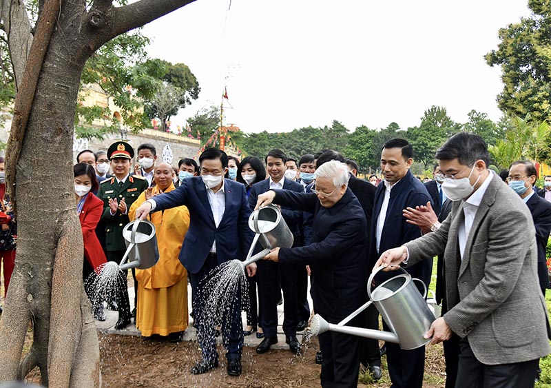 Tổng Bí thư, Chủ tịch nước Nguyễn Phú Trọng trồng cây đầu Xuân Tân Sửu tại Hoàng Thành Thăng Long