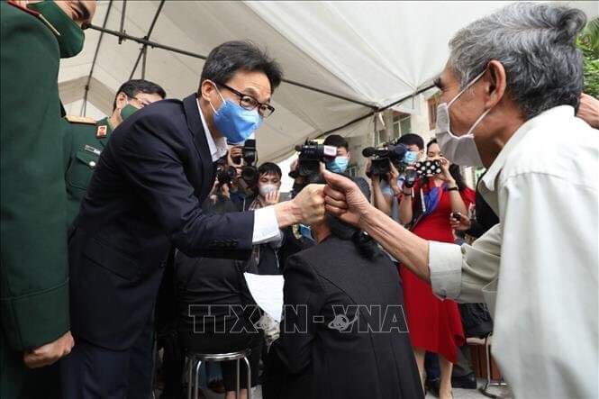 Phó Thủ tướng động viên tình nguyện viên tiêm thử nghiệm vaccine Nano Covax