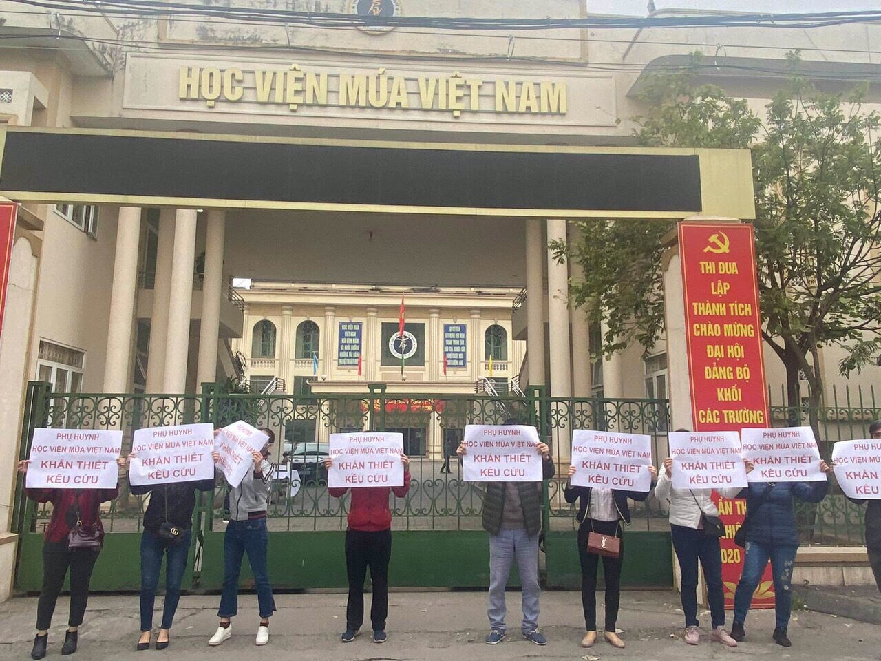 Hơn 300 phụ huynh học sinh Học Viện Múa Việt Nam kêu cứu