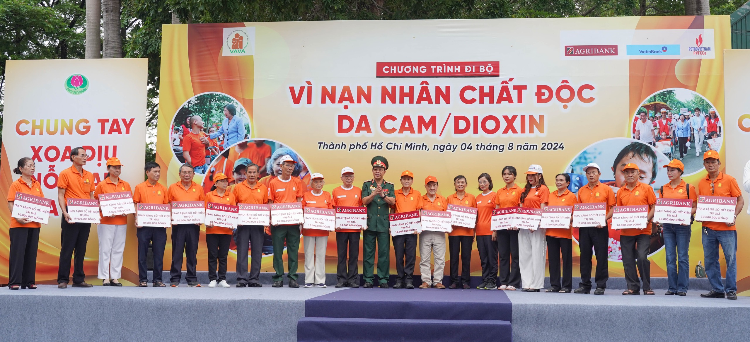 Ngân hàng Agribank và VietinBank trao tặng sổ tiết kiệm cho 40 nạn nhân chất độc da cam/dioxin